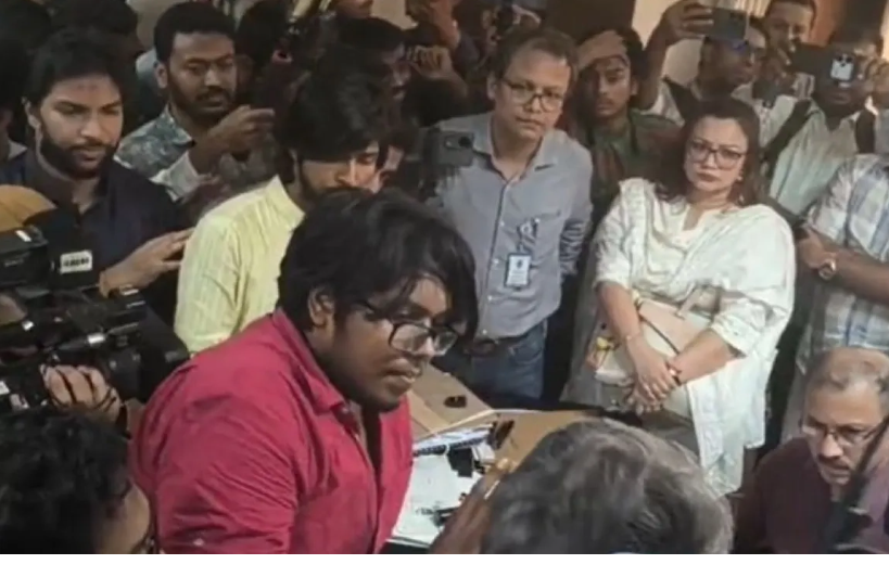 ফান্ডের টাকার খোঁজে ট্রেজারার অফিসে ডাকসু নেতারা